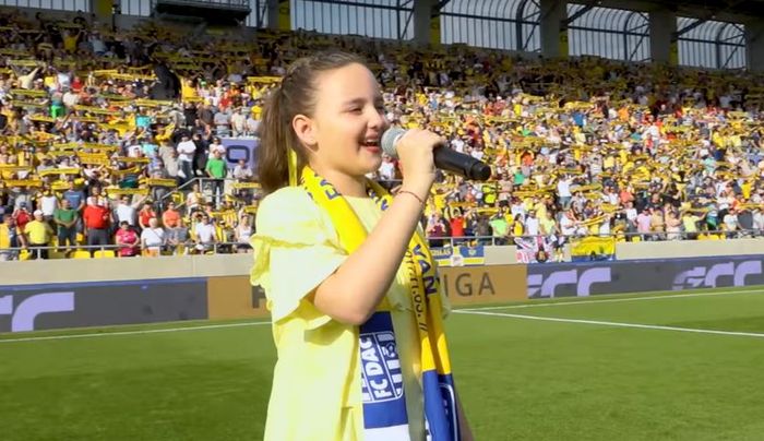 VIDEÓ: Egy kislány és tízezer DAC-drukker énekelte a Nélküled-et (+ Lukács László kezdőrúgása)