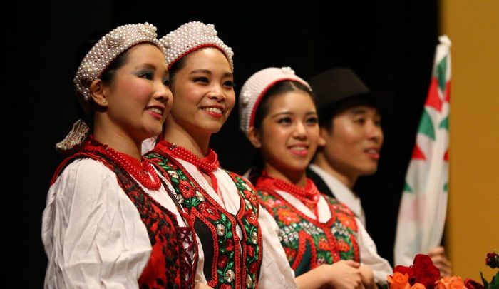 Hongkongiak táncolnak magyar néptáncokat a Pósfa Zenekar kíséretében