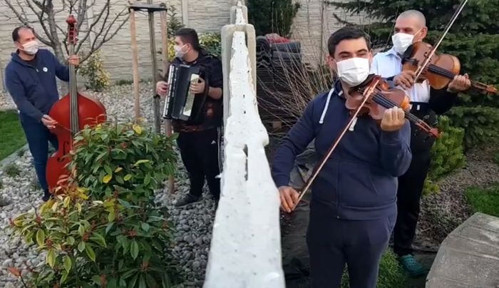 VIDEÓ: Így húzza karantén esetén is a Cseh Tamás Band - KaranTényállás a kertekből