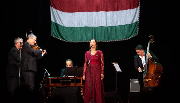 OTT JÁRTUNK: A Lakatos Róbert vezette Esszencia zenekarral ünnepeltek Érsekújvárban (FOTÓK)