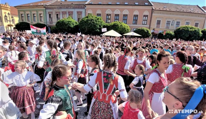 1500 gyermek ropta az Összetartozás Táncát a komáromi Klapka téren – OTT JÁRTUNK + FOTÓK