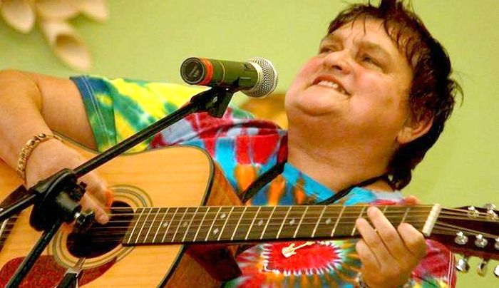 Versek és gitárok bűvöletében - 65 éves Páko Mária