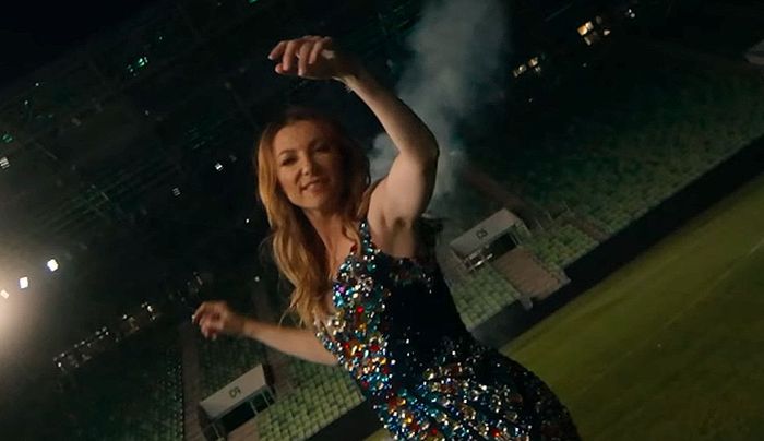 Rúzsa Magdi a Fradi stadionjában készítette új klipjét – itt az Olé (VIDEÓ)