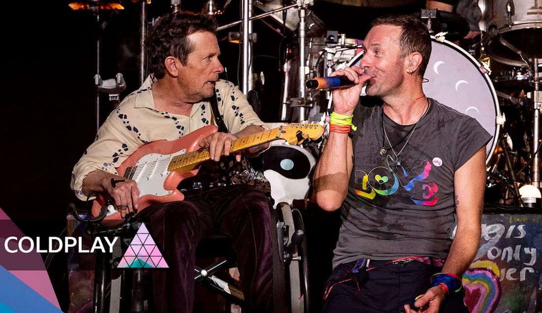 Michael J. Fox színész volt a meglepetésvendég a Coldplay Glastonburyn adott koncertjén (VIDEÓ)