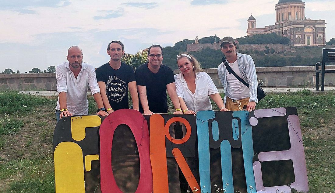 Balla Barnabás új szerepben – az Ahogy esik, úgy puffan csapta a jubileumi fORMA fEST-en is nevettetett